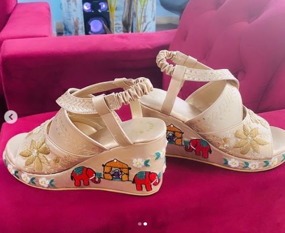 Off white kids fancy ankle-wedges sandal with beautiful animal art - DN-2058